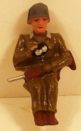 Arnold Hauser Toy Soldiergreen with binoculars & rifle 2"