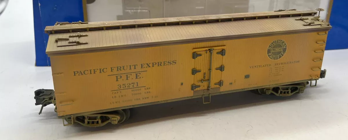 Atlas 6708-3 PFE Pacific Fruit Express Woodside Refrigerator Car (3-Rail) Weathered O SCALE WEATHERED AS IS Used Excellent