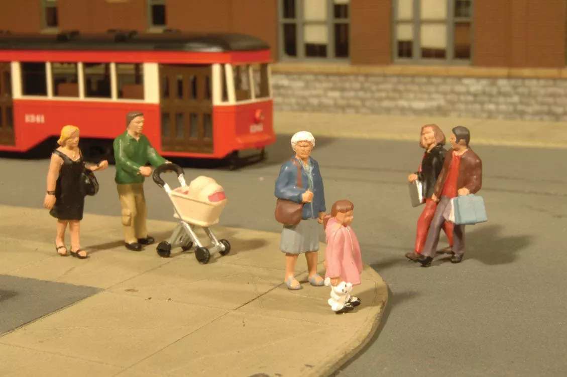 Bachmann SceneScapes HO 33109 Strolling People (6)