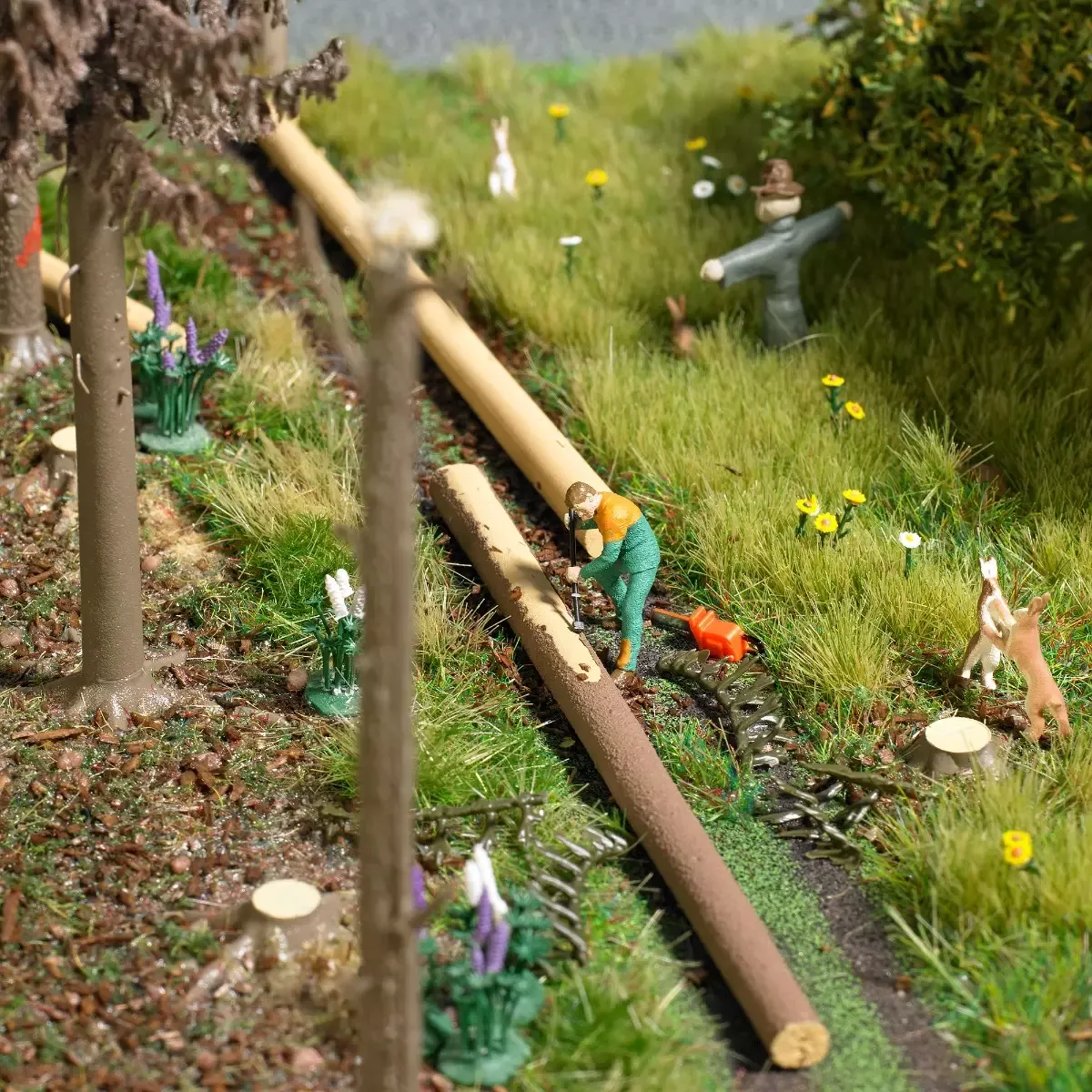 Busch 79881 HO Action Set: Tree Peeling