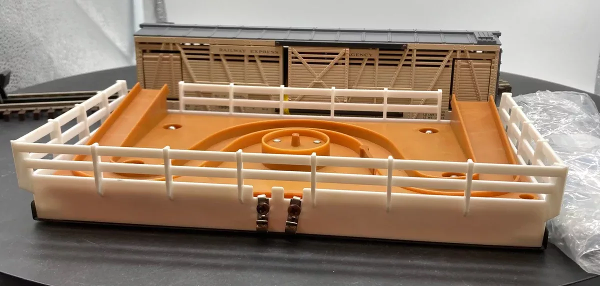 Lionel 6-19800 operating cattle car and stockyard O SCALE Like New Damaged Box