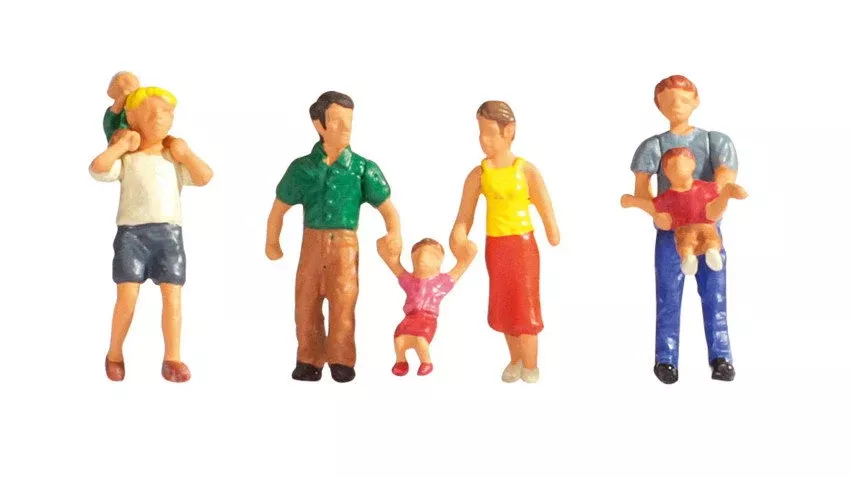 Noch 15592 HO Scale Parents & Children Set #2, 7 Figures