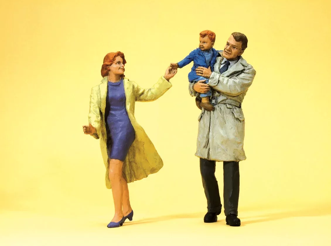 Preiser 45138 G Scale Couple with Child Figure Set