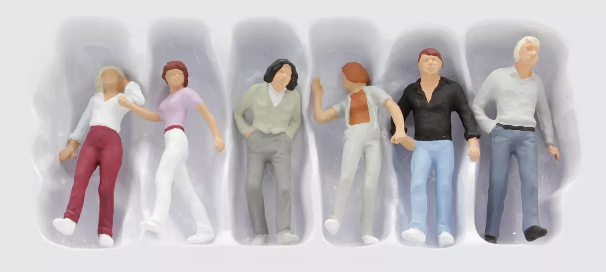 Preiser 65321 O Scale Walking Passers-By Figure Set