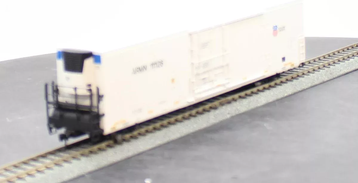 Walthers 910-4105 UNION PACIFIC 72' Modern Refrigerator Boxcar Mainline white #111126 HO Scale NEW